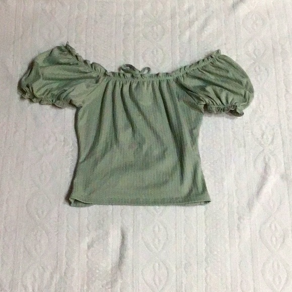 Green off the shoulder crop - Picture 2 of 2